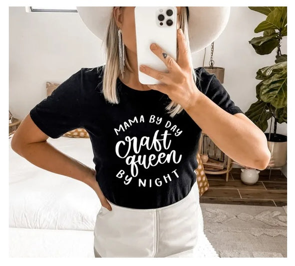 Mama By Day Craft Queen By Night T-Shirt, Mama Shirt, Bastelshirt, Retro T-Shirt, Bastler T-Shirt, Retro Mama Shirt, Muttertags-Top, Queen T-Shirt