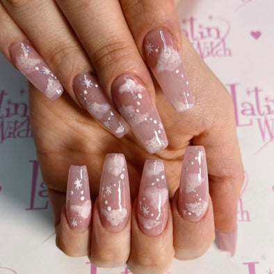 Modischer Nagelaufnäher mit Wolkenmotiv in Nude-Pink