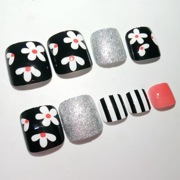 Box of 24 finished nail art