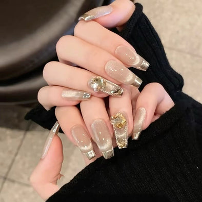 Temperamentvolle Cat Eye Champagner French Nails