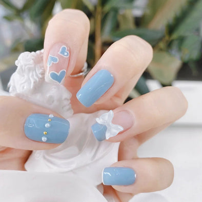 Cremig-blaue Love-Gel-Nagelkunst zum Valentinstag