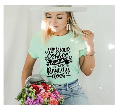 May Your Coffee Kick In Before Reality Does T-Shirt, Kaffeetrinker Shirt, Sucht Geschenk, Kaffeetrinker T-Shirt, Erstes Kaffee T-Shirt, Mama Top