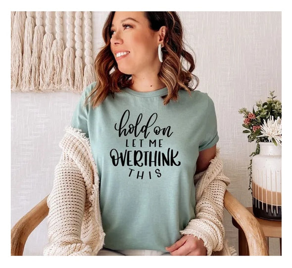 Hold On Let Me Overthink This T-Shirt, Lustiges sarkastisches T-Shirt, sarkastisches T-Shirt, Moms Life Top, Lustiges Lebensshirt, Geschenk für Mama, Geschenk für Frauen