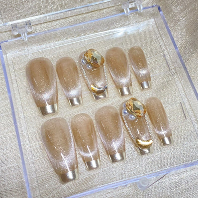 Temperamentvolle Cat Eye Champagner French Nails