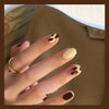 Handgetragene Nailart-Creme und brauner Kontrast