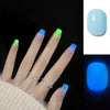 Fluoreszierender Nagellackkleber ist in Mode