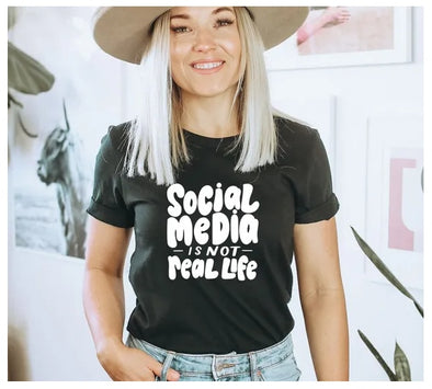 Social Media ist kein Echtzeit-T-Shirt, Social Media ist kein Realitäts-Shirt, Social Media-Shirt, Social Media-T-Shirt, Damen-Shirt, Mama-Shirt, Grafik-T-Shirt, Vintage-Ästhetik