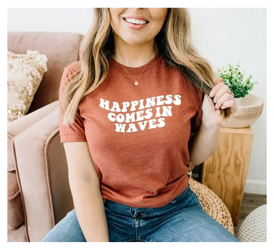 Happiness Comes In Waves T-Shirt, Geschenk für positive Vibes, Strandliebe T-Shirt, Süßes Urlaubs T-Shirt, Inspirierendes Top, Urlaubs T-Shirt, Sommer T-Shirt